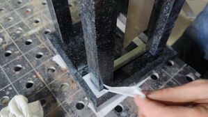 Удаляем изоляционный скотч