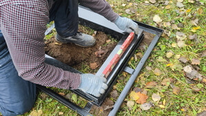 Стеклянный вертикальный памятник со скосом с гранитной вазой с цветами